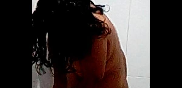 Prostituta culona tomando ducha después de la cogida que le puse.
